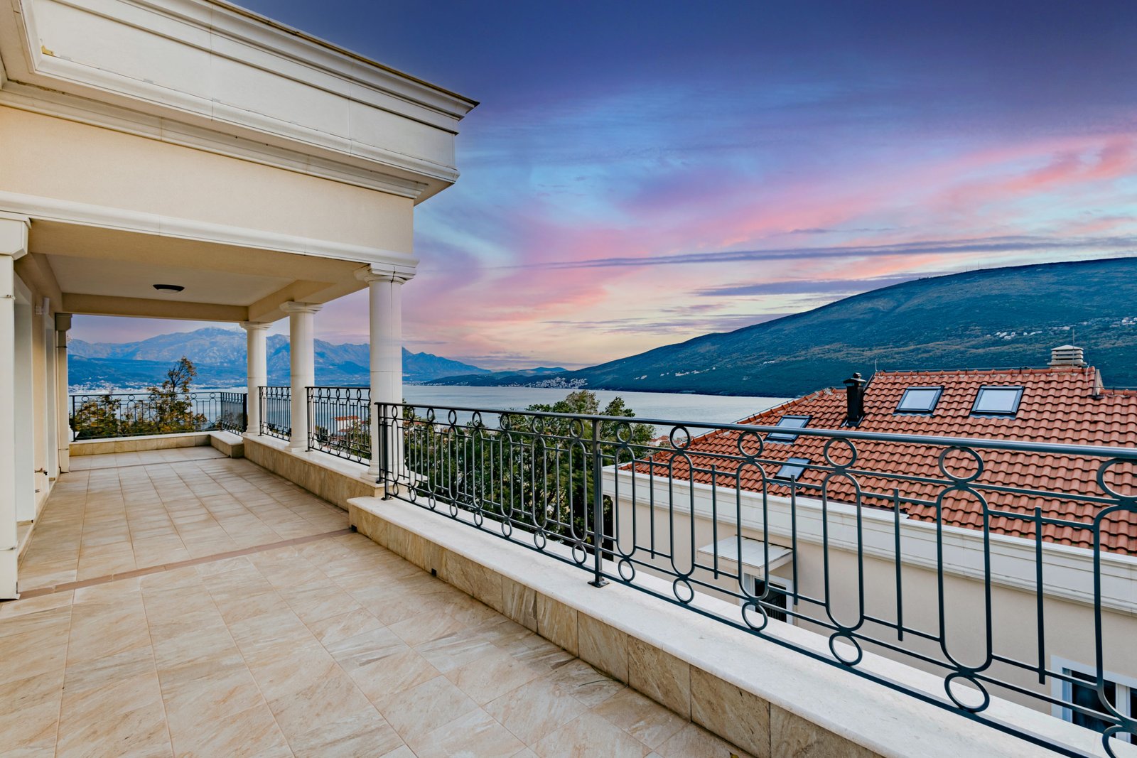 Luxury Penthouse | Gated Community with Sea View