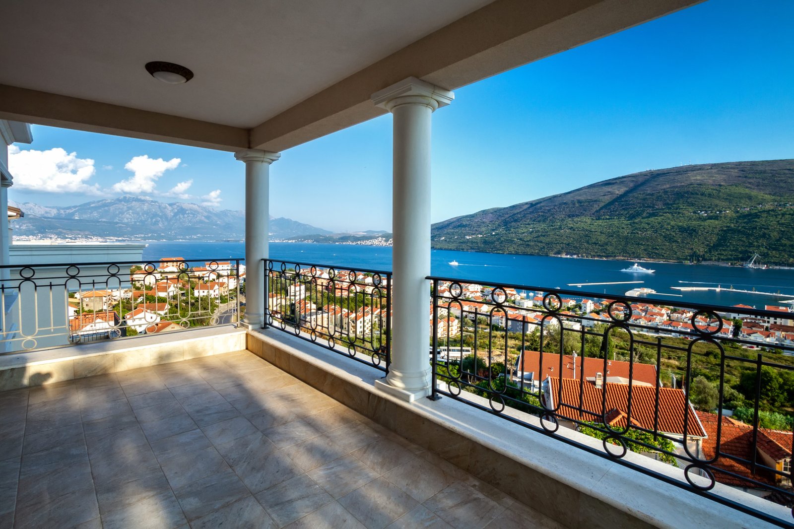Luxury Penthouse | Gated Community with Sea View