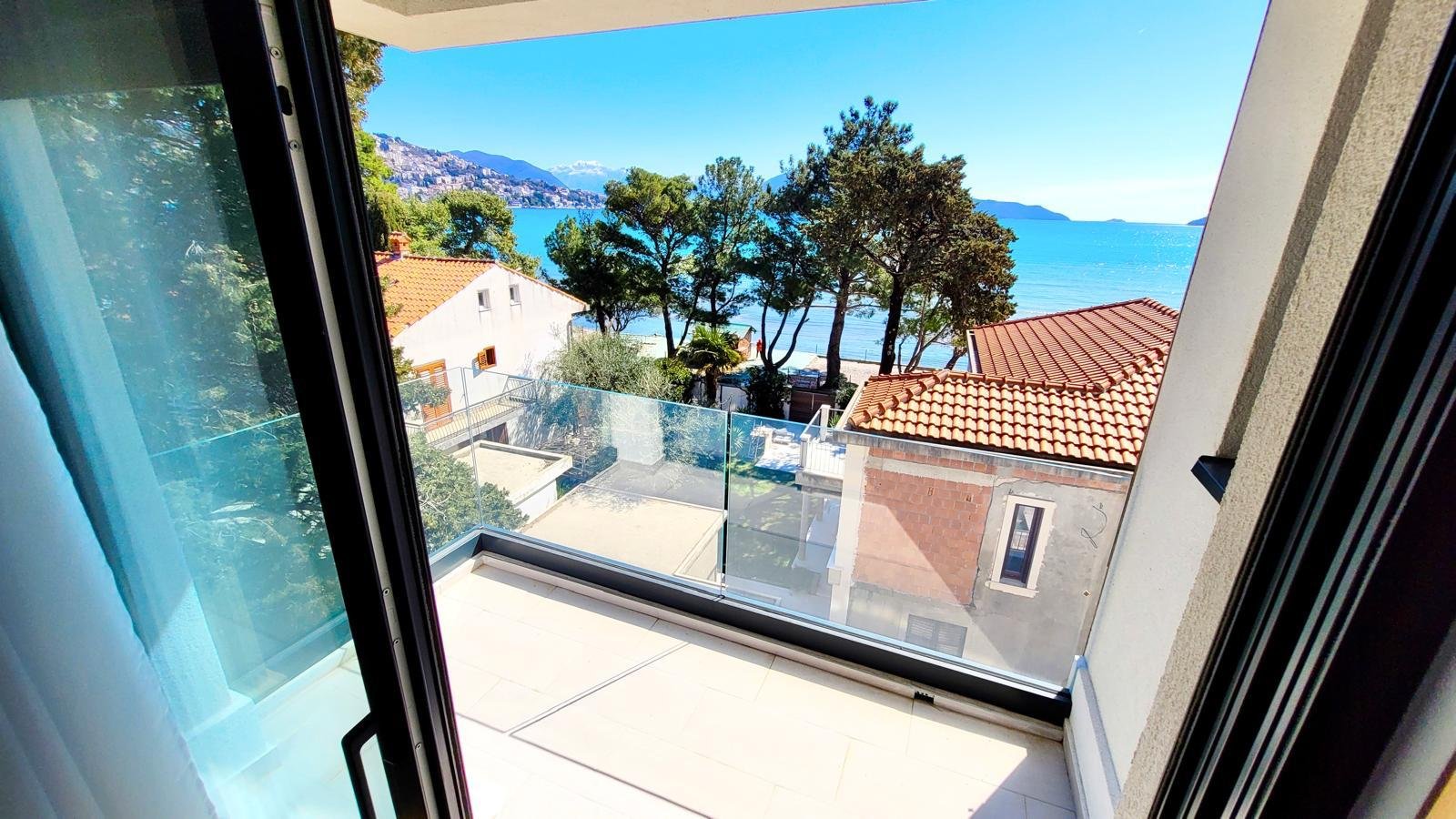 Beach Front Luxury 1 BR Apartment