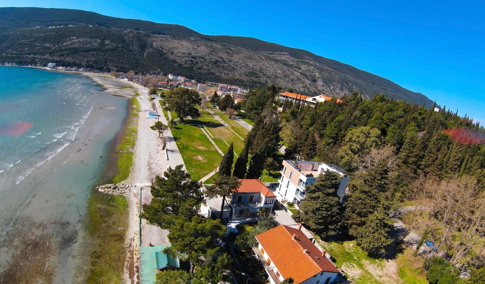 Beach Front Luxury 1 BR Apartment