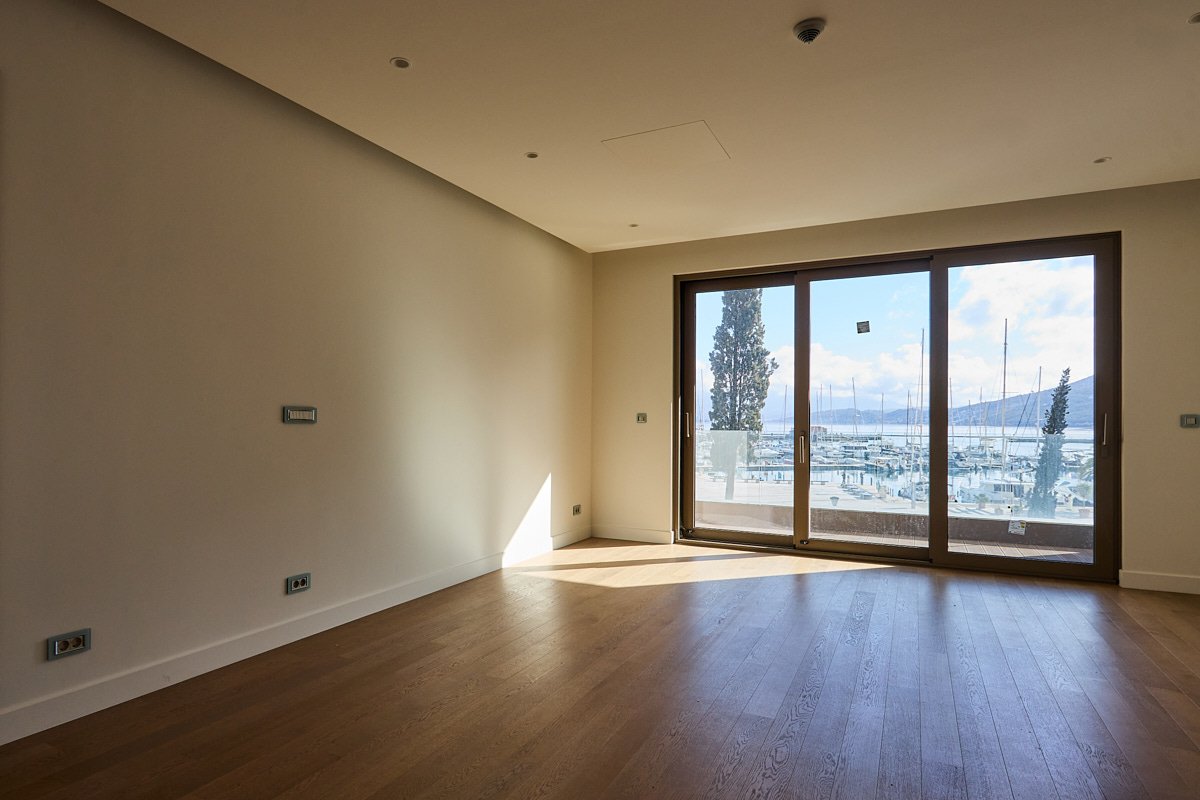 One-Bedroom Luxury Marina & Sea View Apartment, Porto Novi