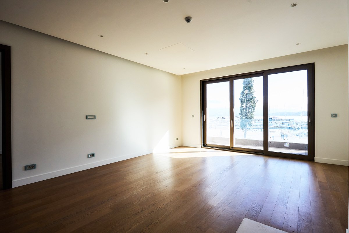 One-Bedroom Luxury Marina & Sea View Apartment, Porto Novi
